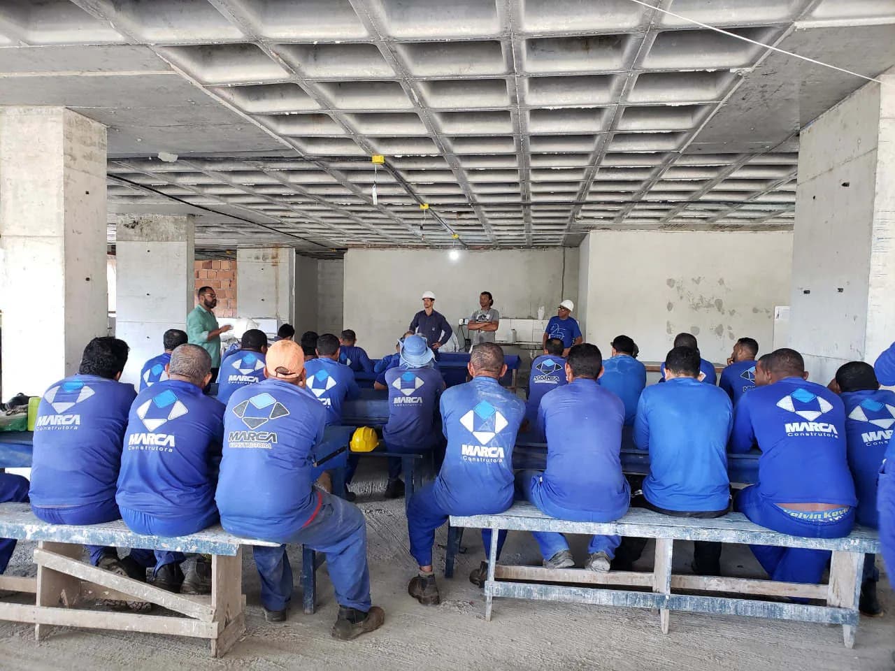 Encontro técnico com trabalhadores em uma obra da Marca Construtora